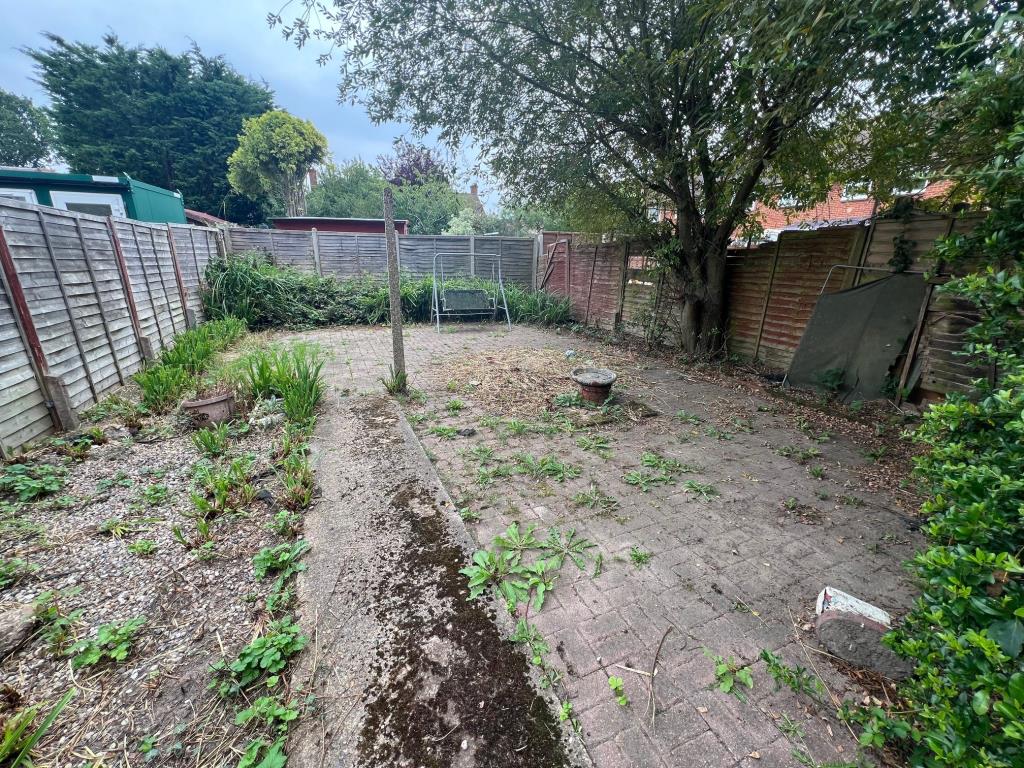 Lot: 13 - TWO-BEDROOM SEMI-DETACHED HOUSE - Rear garden looking away from the house